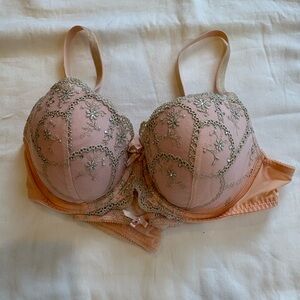 Victoria's Secret Pink Lace Embellished Bra. (24)